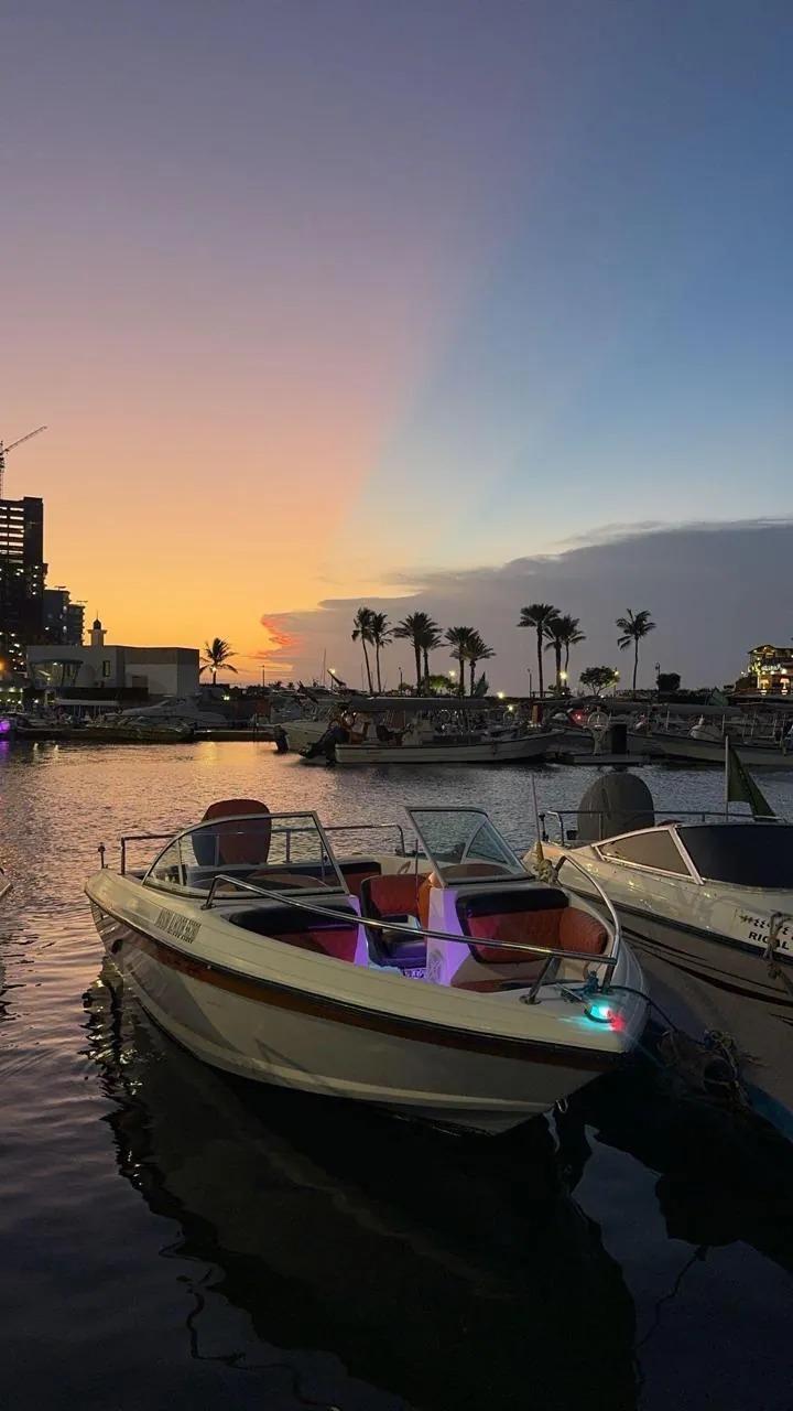 سبيد بوت الجوهري مع إضاءة الغروب